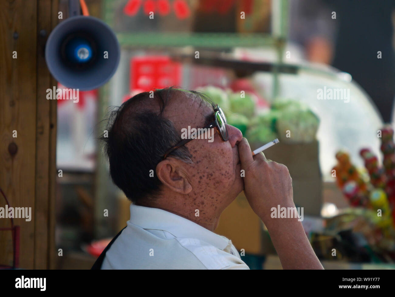 --FILE--un Chinois fume une cigarette sur une route à Qingdao, Chine de l'est la province de Shandong, le 30 mai 2013. Chines efforts anti-tabac dans le passé d Banque D'Images