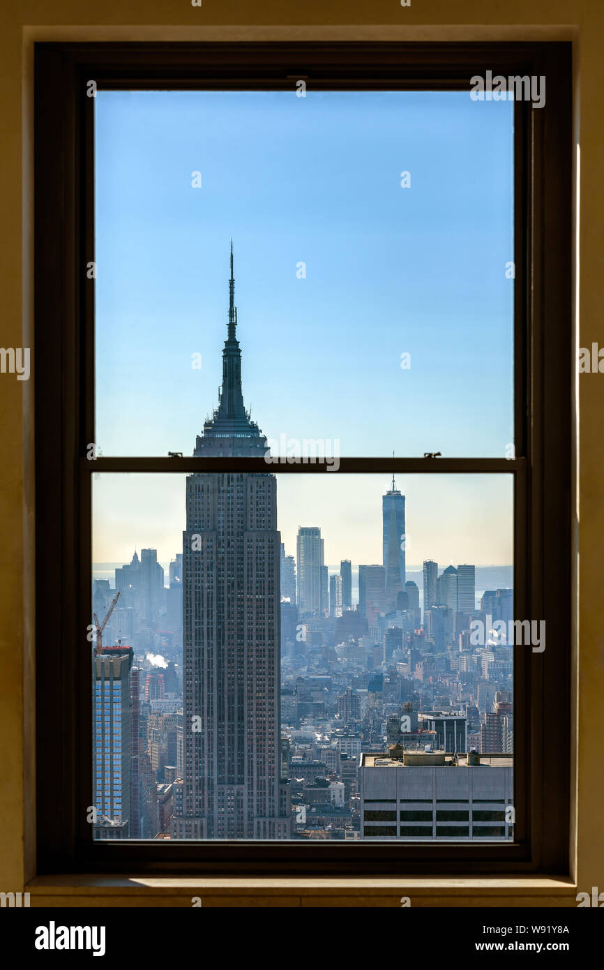 NEW YORK (Manhattan), USA : le 26 janvier 2018 : Manhattan skyline vue à travers une fenêtre de la partie supérieure du Rockefeller Center. Banque D'Images