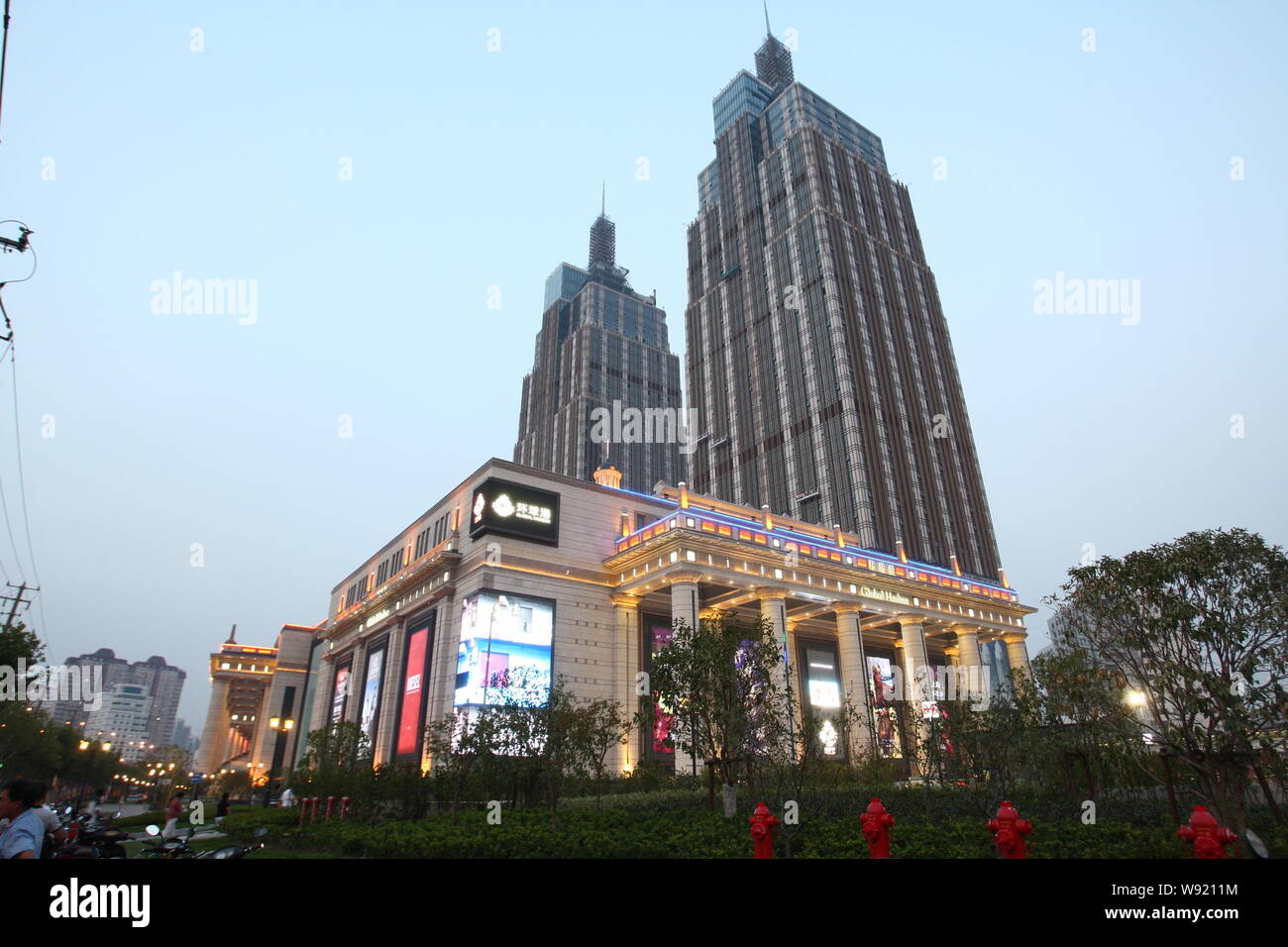 Les piétons passer devant le centre commercial du port de Shanghai, Chine, le 9 août 2013. Un nouveau complexe commercial à Shangaï district a dr Banque D'Images
