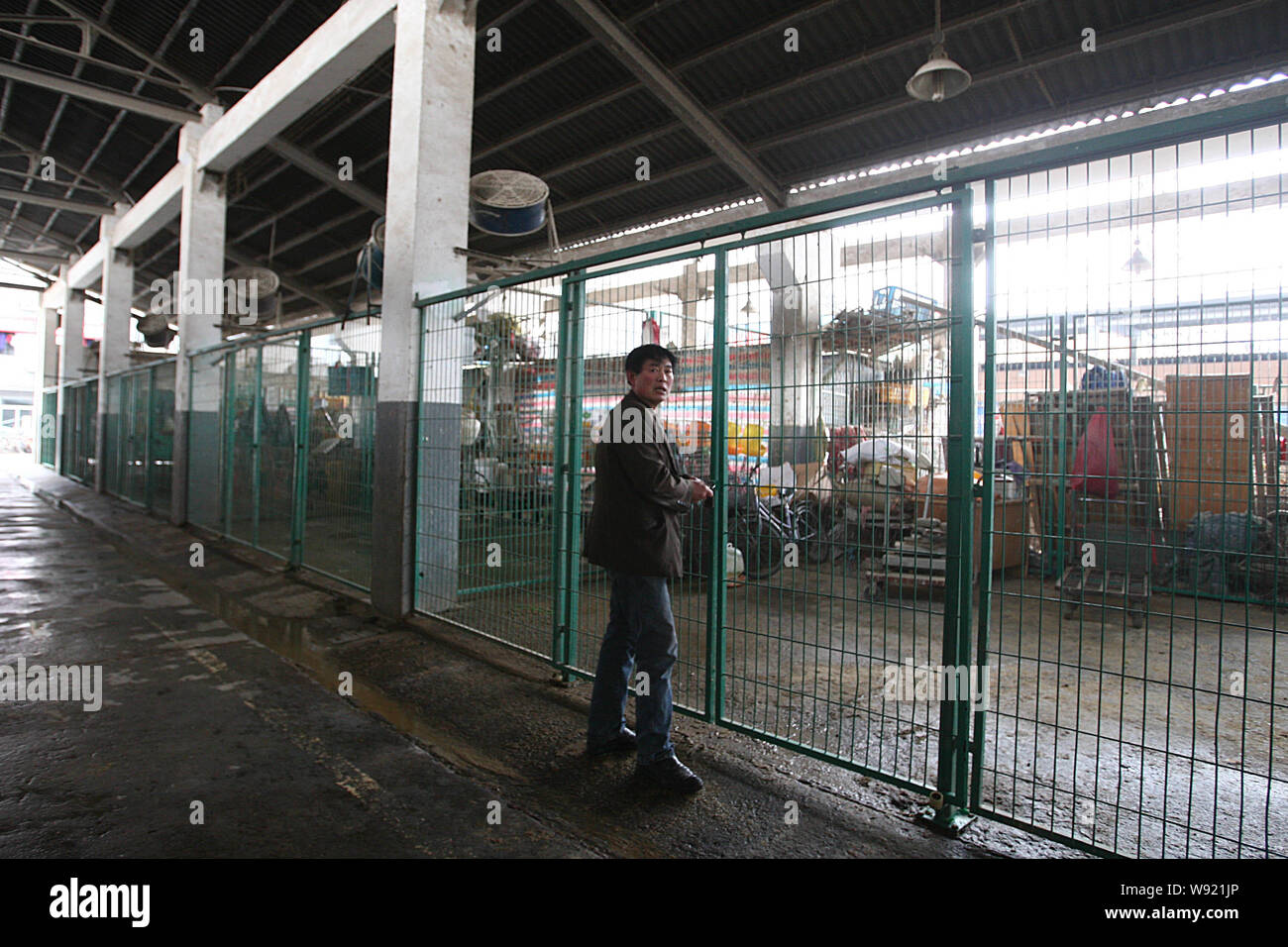 Un fournisseur chinois est vu à une vide fermé volailles marché est représenté à Shanghai, Chine, le 6 avril 2013. Les responsables chinois ont trouvé des traces de Banque D'Images