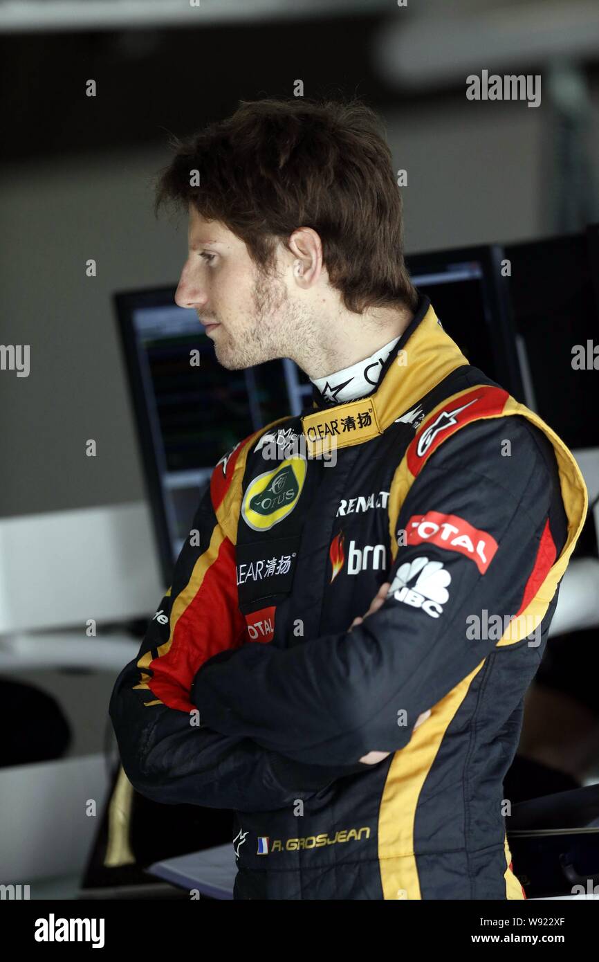 Le pilote Lotus Romain Grosjean du français se détend avant la première session pratique sur le Circuit International de Shanghai en préparation pour la prochaine Banque D'Images