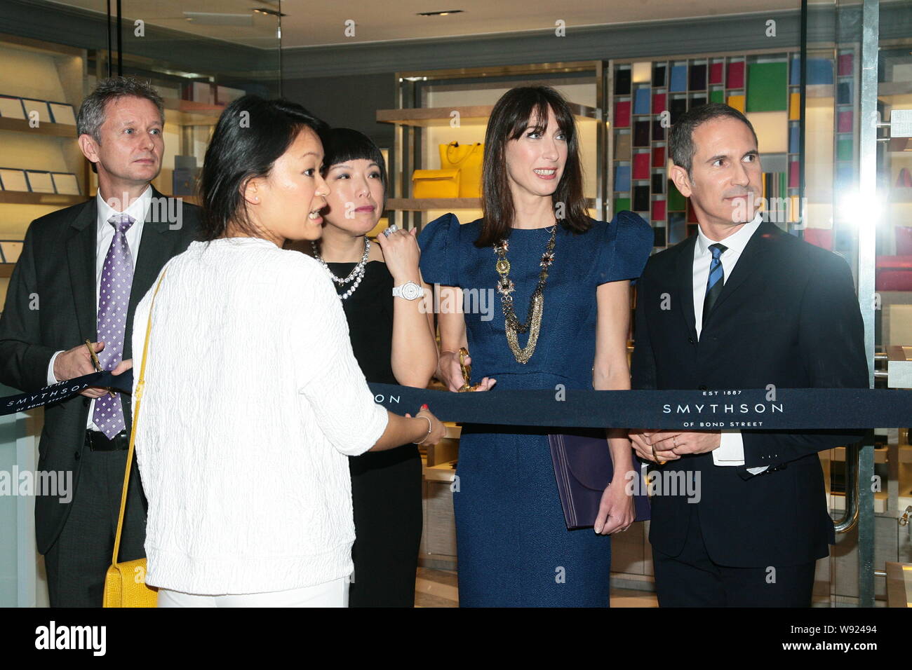 Samantha Cameron, deuxième à droite, la femme du Premier ministre britannique, David Cameron, est prêt à couper le ruban lors d'une cérémonie de lancement de la luxury fashi Banque D'Images