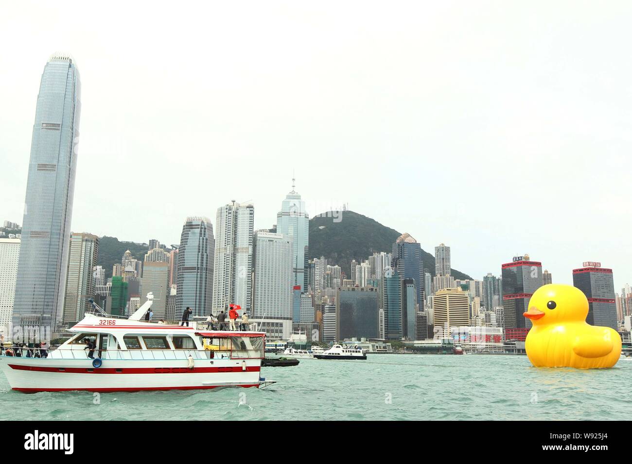 Le canard en caoutchouc géant flottant de l'artiste néerlandais Florentijn Hofmans est vu à Port Victoria à Hong Kong, Chine, le 2 mai 2013. Un gigantesque inf jaune Banque D'Images