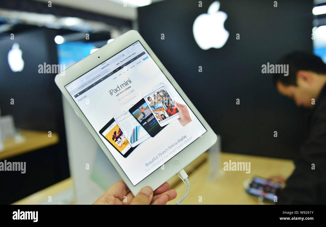 Un client essaie l'un Apple iPad Mini avec écran Retina une dans un magasin du centre-ville de Hangzhou, province de Zhejiang, Chine de l'Est 12 novembre 2013. Apple en Banque D'Images