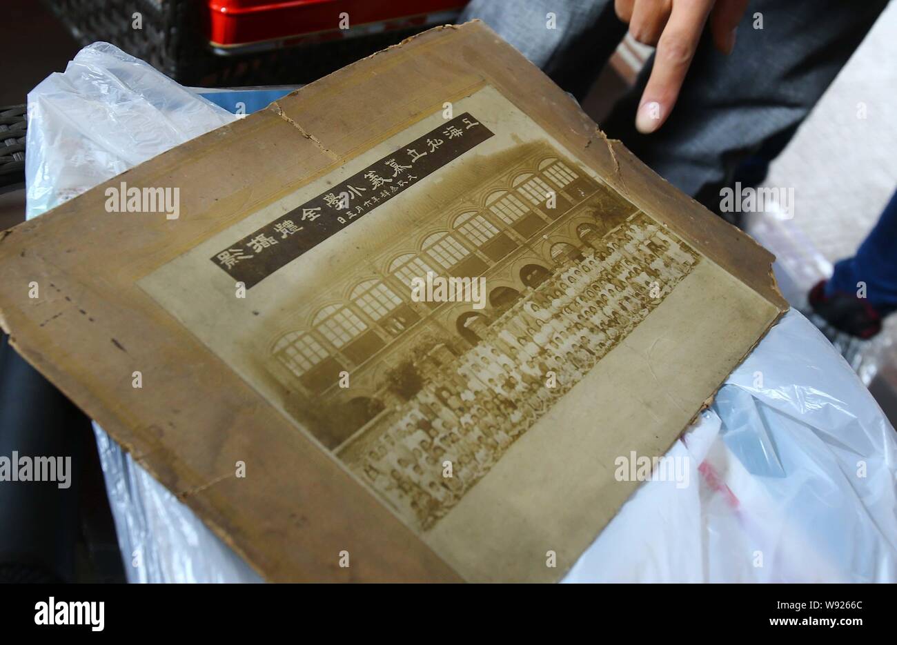 Un membre de la famille de Lin Daozhi montre une vieille photo que la famille a conservé pour l'école juive Carl colère pendant 70 ans à Shanghai, Chi Banque D'Images