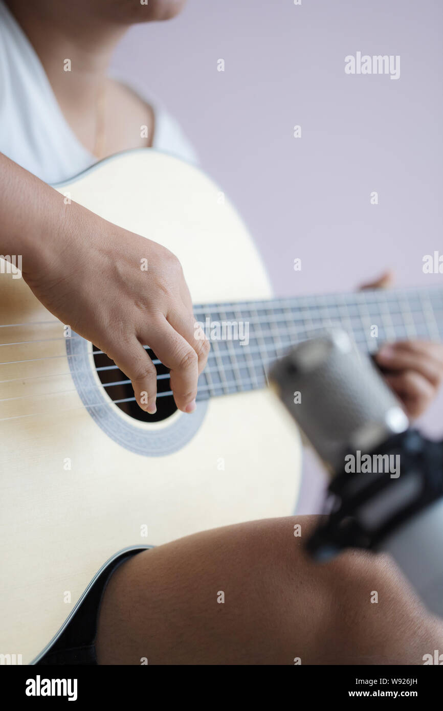 Asian woman jouer guitare classique acoustique pour jazz et facile à écouter  et enregistrer la chanson avec microphone sélectionner focus profondeur de  champ Photo Stock - Alamy