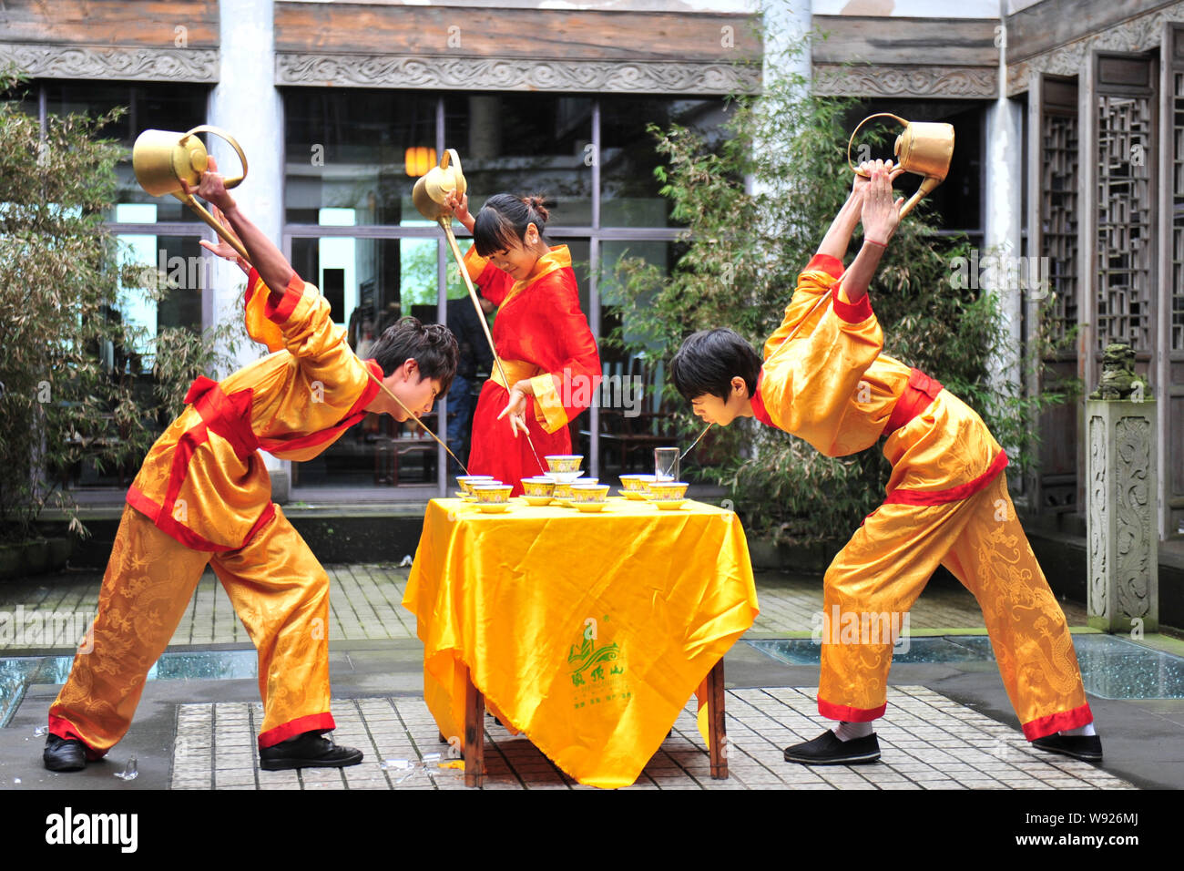 --FILE--Plateau les spécialistes de l'art au Musée de la culture mondiale de thé dans la ville de YaAn, sud-ouest de la province du Sichuan, Chine, 17 octobre 2012. Frappé par le séisme Banque D'Images