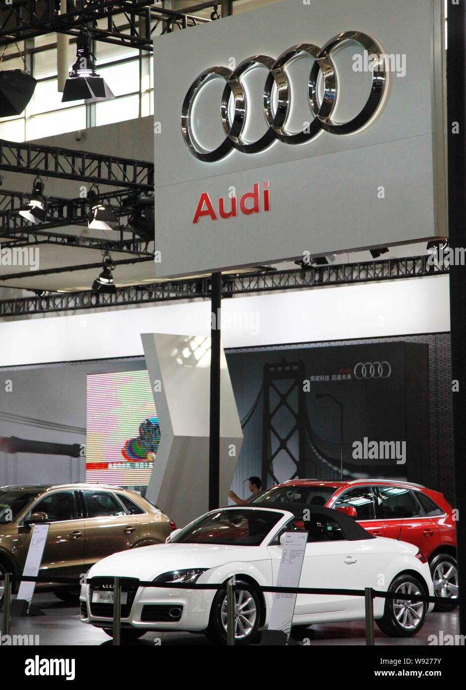 --FILE--personnes visitent le stand d'Audi lors d'une automobile expo à Nanjing, province du Jiangsu, Chine de l'est 29 septembre 2012. Les constructeurs sont à l'étranger Banque D'Images