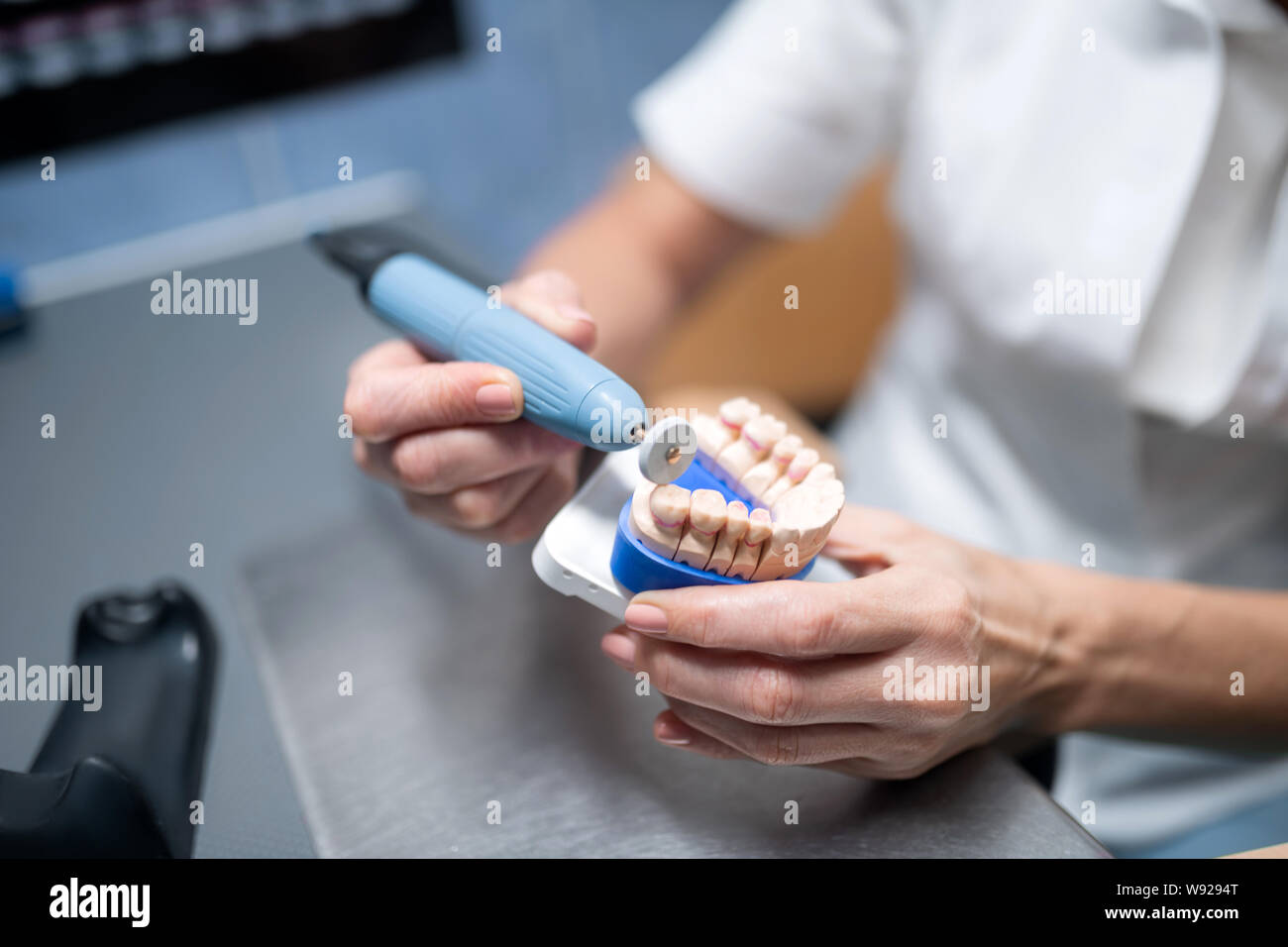 Prothèse dentaire en mains de technicien dentaire. Banque D'Images
