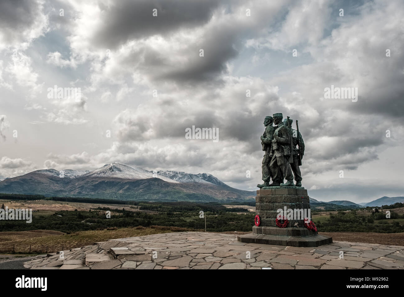 Spean Bridge, Fort William, ÉCOSSE - 9 mai 2019. Le Mémorial Commando à Spean Bridge en Ecosse donne sur les collines enneigées. Le mémorial Banque D'Images