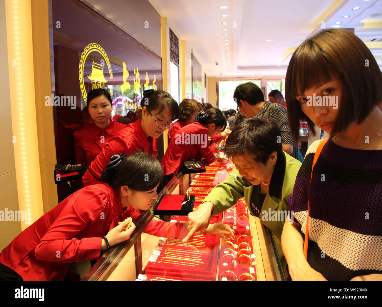Les clients chinois acheter de l'or à ornements un magasin de bijoux, lors de la fête de la ville de Shaoxing, dans la province du Zhejiang, Chine de l'est 29 Apirl 2013. Banque D'Images
