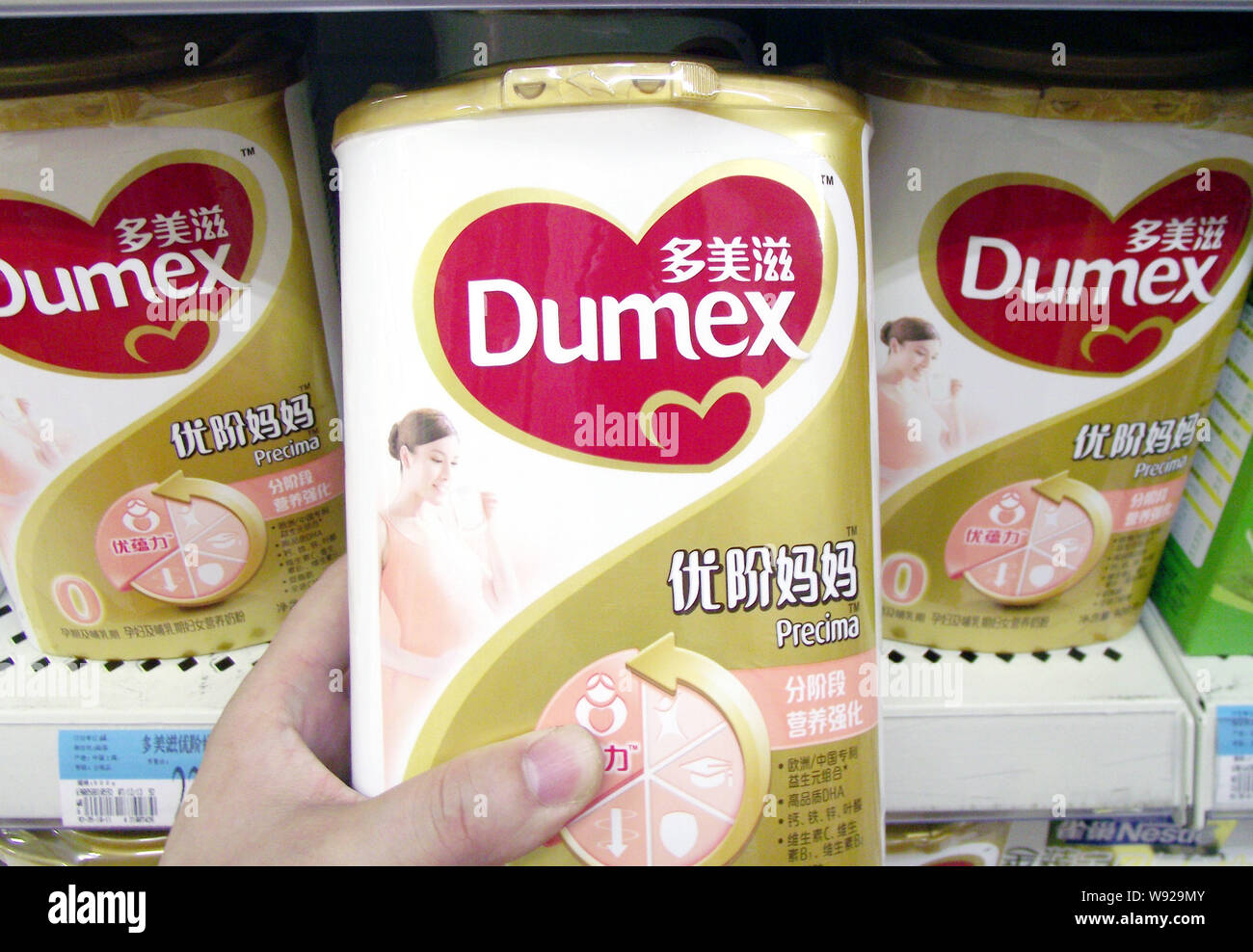 --FILE--un client des magasins pour le lait en poudre Dumex de Danone dans un supermarché à Nanjing city, province de Jiangsu, Chine de l'Est, 14 juillet 2013. La forte demande Banque D'Images