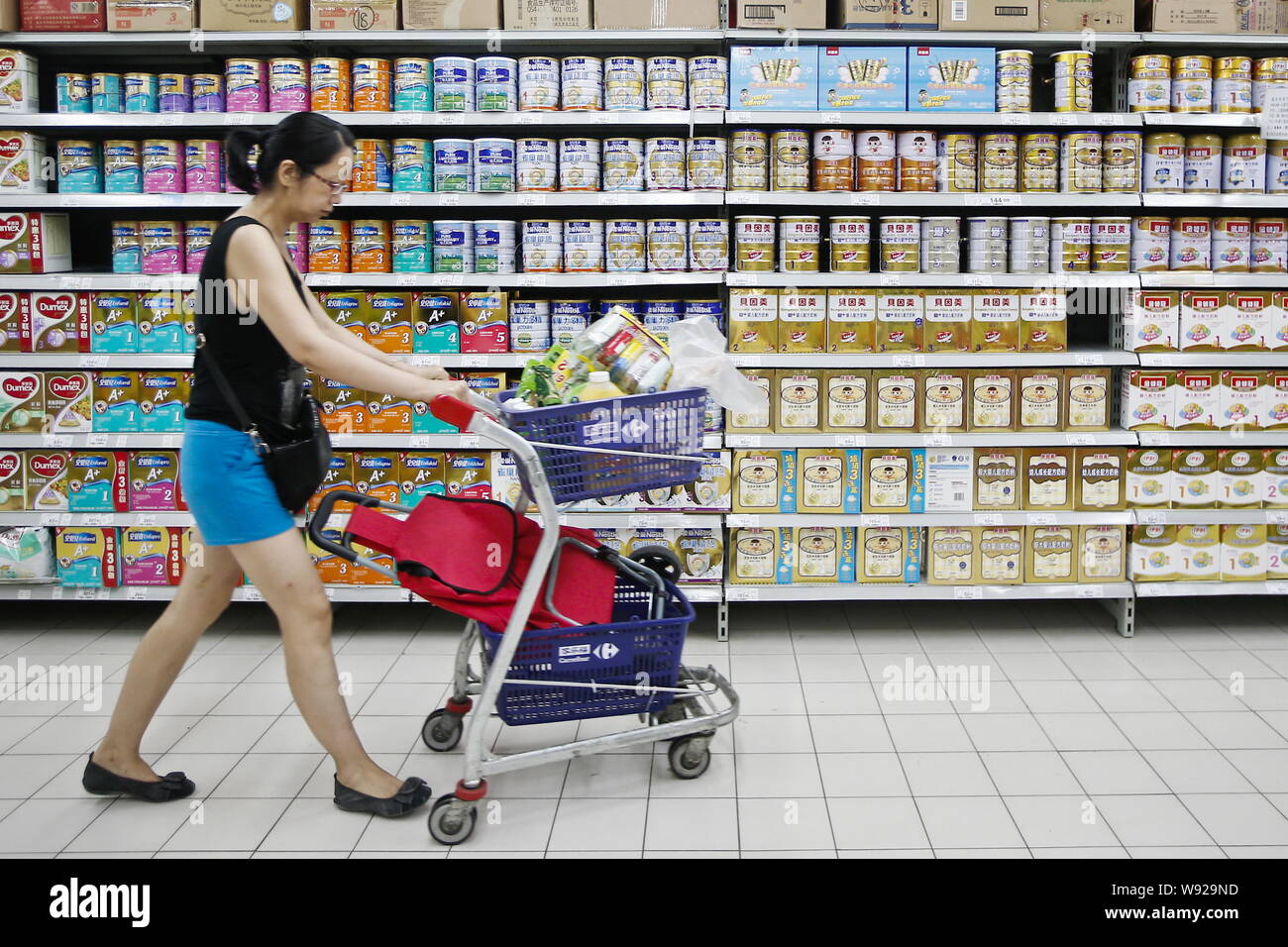 Un Client Pousse Un Panier Passe Une Duree De La Formule De Bebe Dans Un Supermarche Carrefour A Shanghai Chine Le 8 Aout 13 Medias Ont Rapporte Sur Frida Photo Stock Alamy