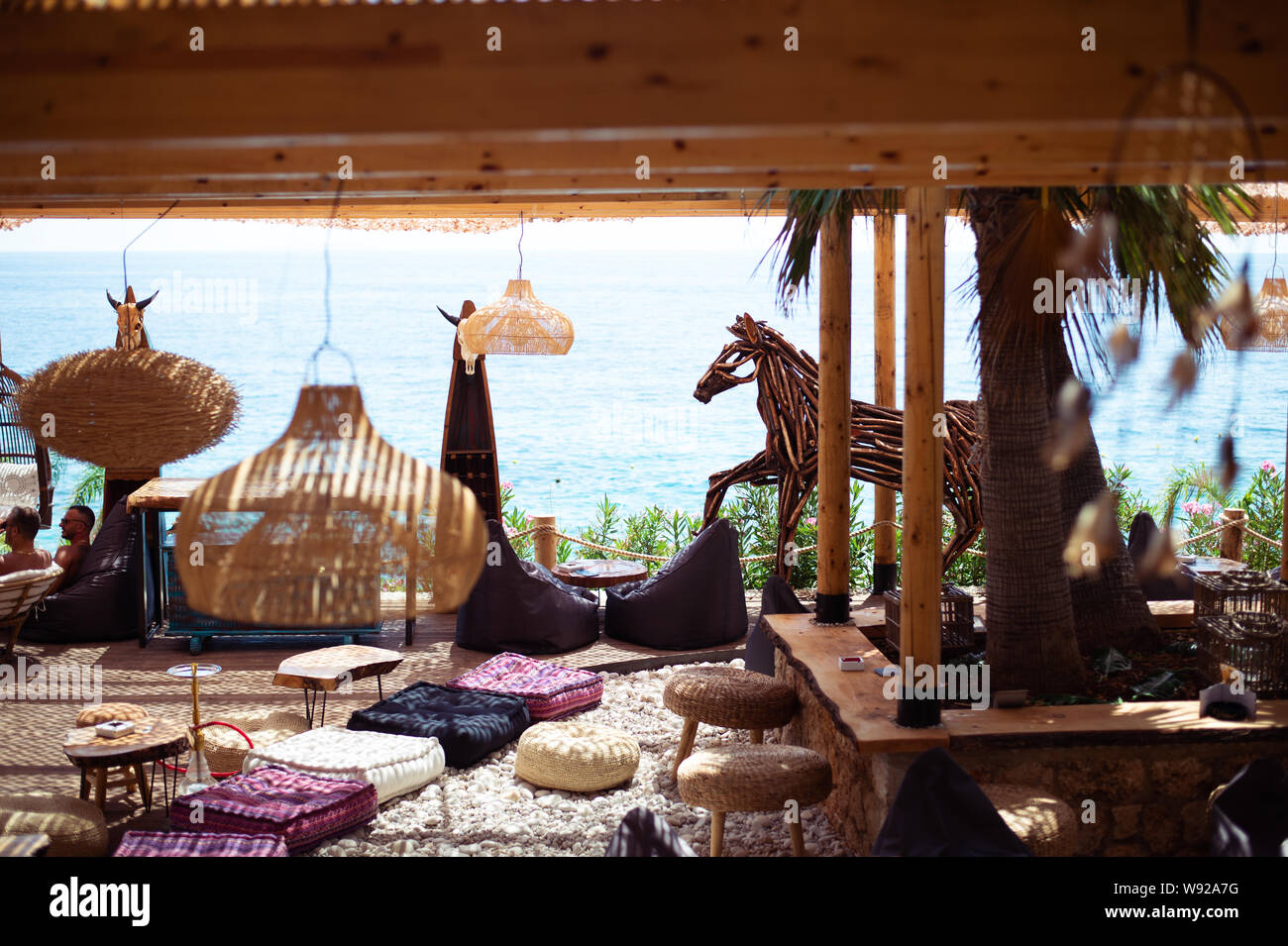 La décoration dans le style Boho vintage. Zone de détente, relaxation. Bar de plage intérieur Banque D'Images