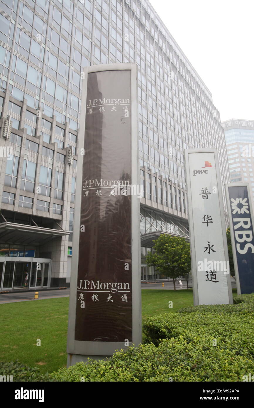 --FILE--Signal de J.P. Morgan, PWC (PricewaterhouseCoopers) et RBS (Royal Bank of Scotland) sont vus sur Beijing Financial Street à Pékin, Chin Banque D'Images