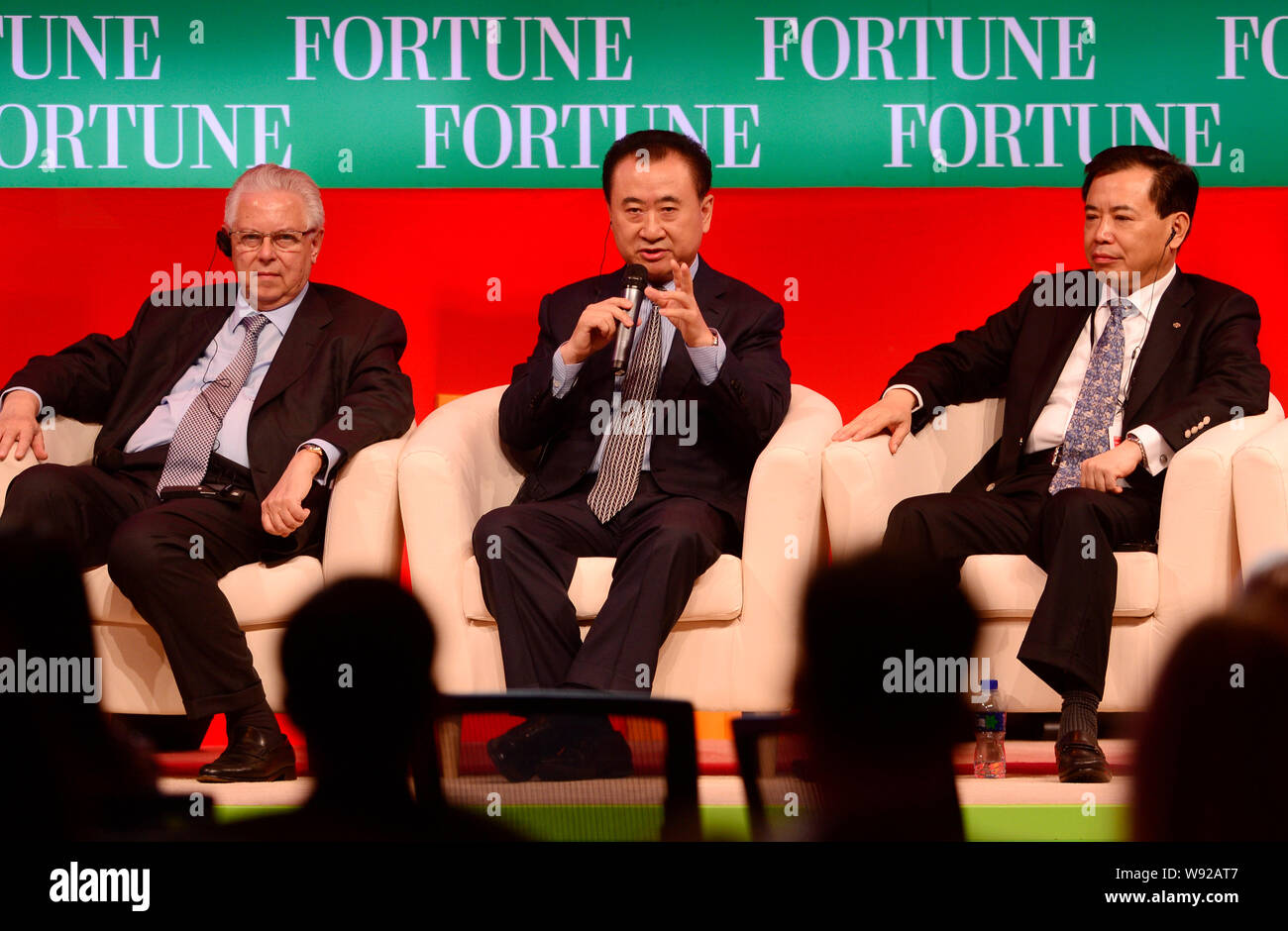 (De gauche) Jeffrey Katzenberg, PDG de DreamWorks SKG, Stefano Pessin, président-directeur général d'Alliance Boots, Wang Jianlin, PDG de Wanda Group, assister à th Banque D'Images