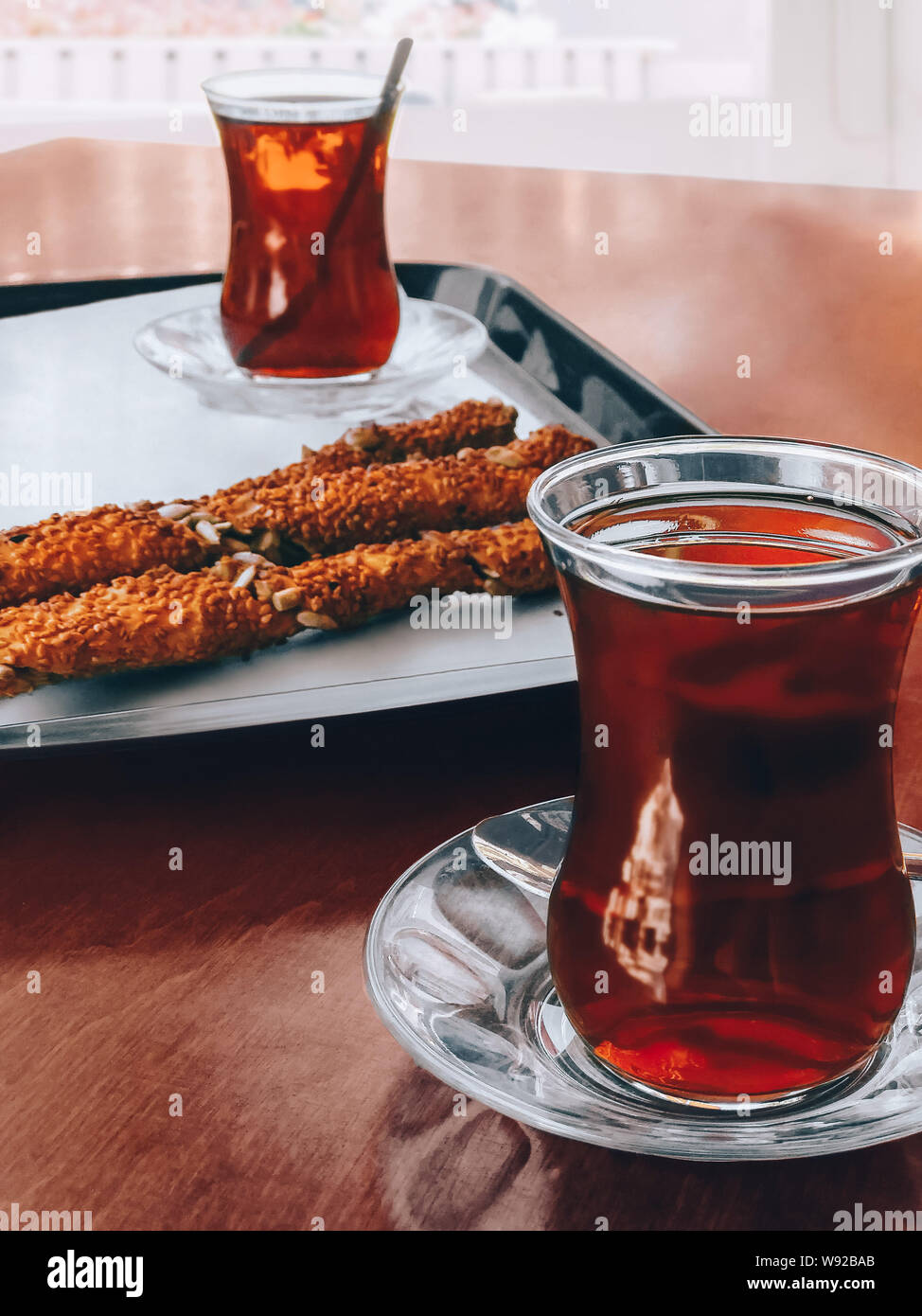 Du thé turc photo en gros deux verres turc traditionnel avec du thé chaud et des biscuits de sésame se tenir sur une vieille table en bois Banque D'Images