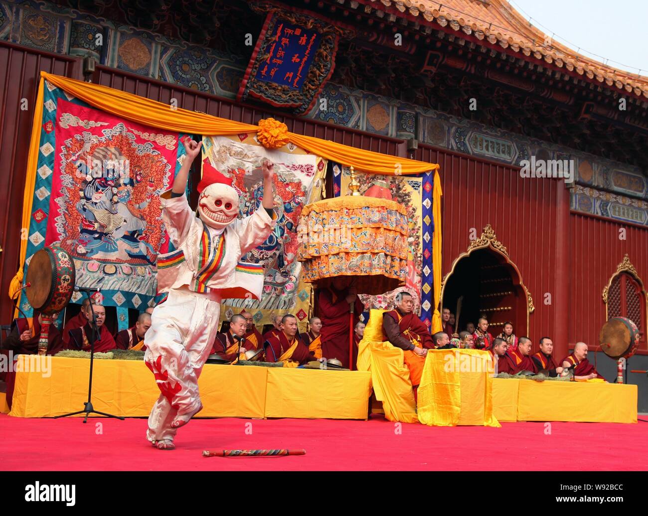 Un lama effectue une danse traditionnelle de Buza Yonghegong Lama Temple comme partie d'un rituel annuel de prier pour la prospérité de Beijing, Chine, 11 mars 2013 Banque D'Images