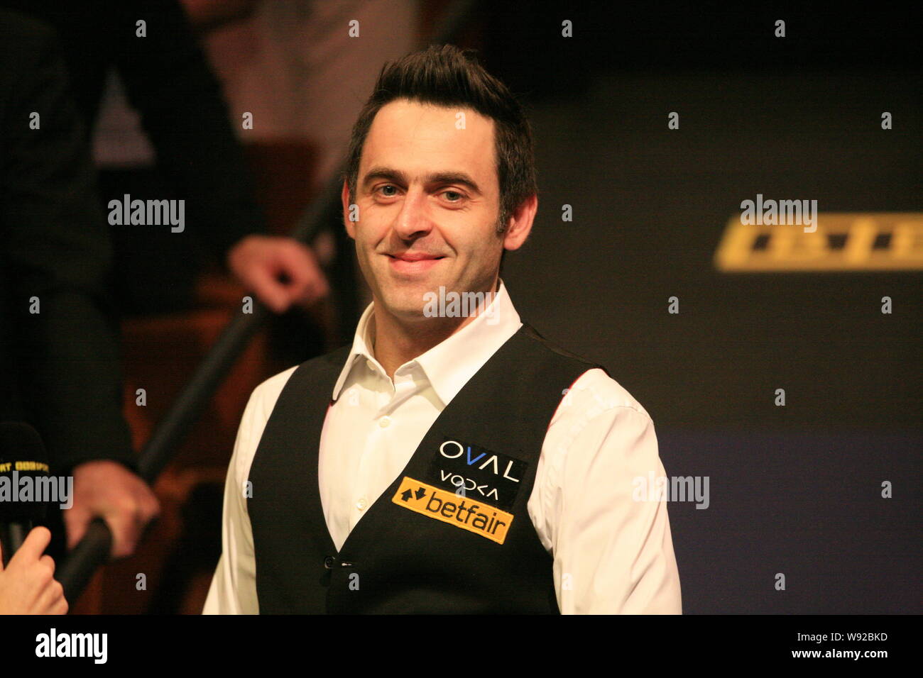 Ronnie OSullivan sourit après avoir gagné contre Barry Hawkins dans le dernier match de la World Snooker Championships au creuset dans Sheffield, Englan Banque D'Images