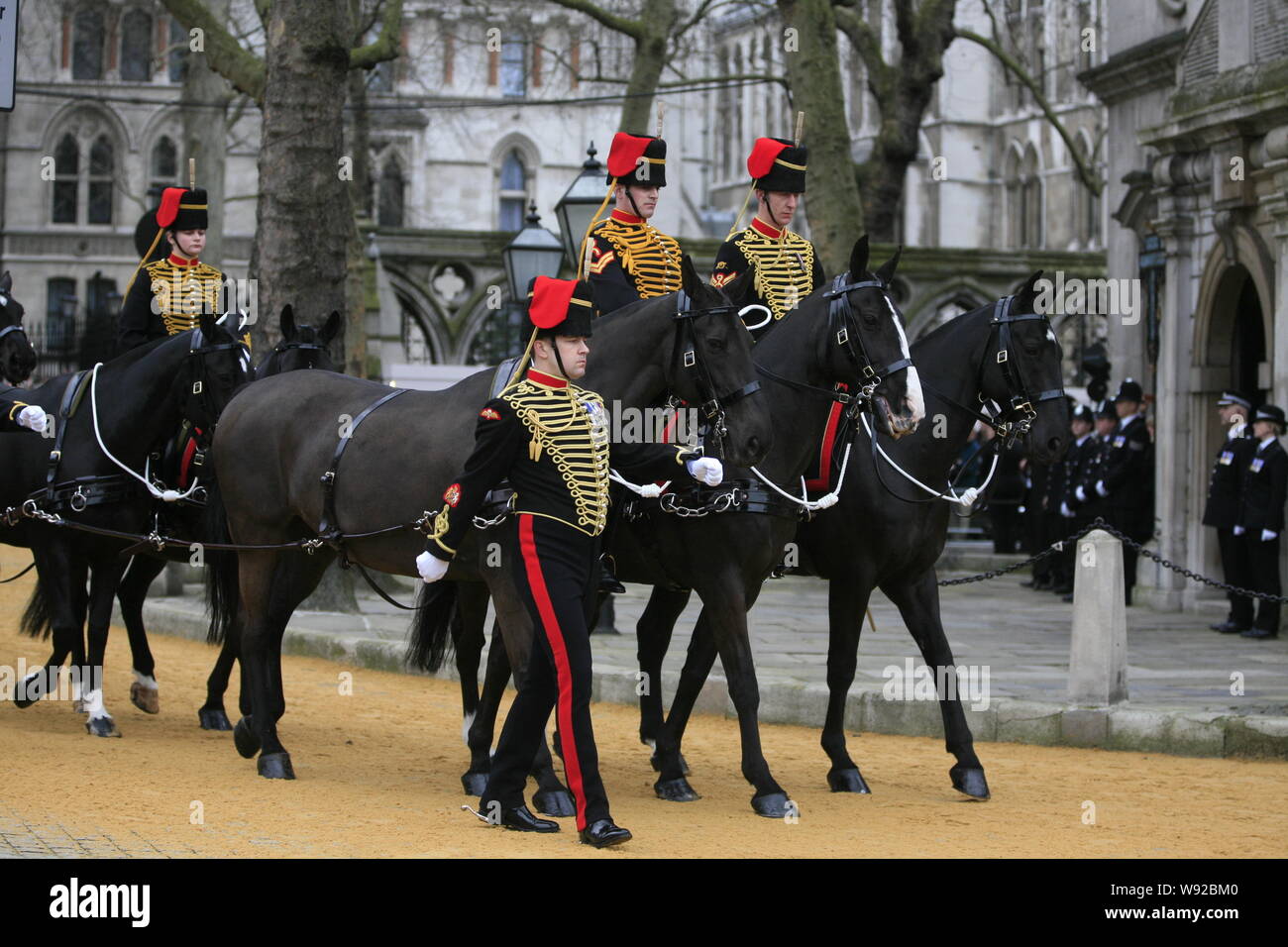 Les gardes d'honneur monter à cheval pour escorter le cercueil de l'ancien Premier ministre britannique Margaret Thatcher durant sa cérémonie de funérailles à Londres, Royaume-Uni, 17 AP Banque D'Images