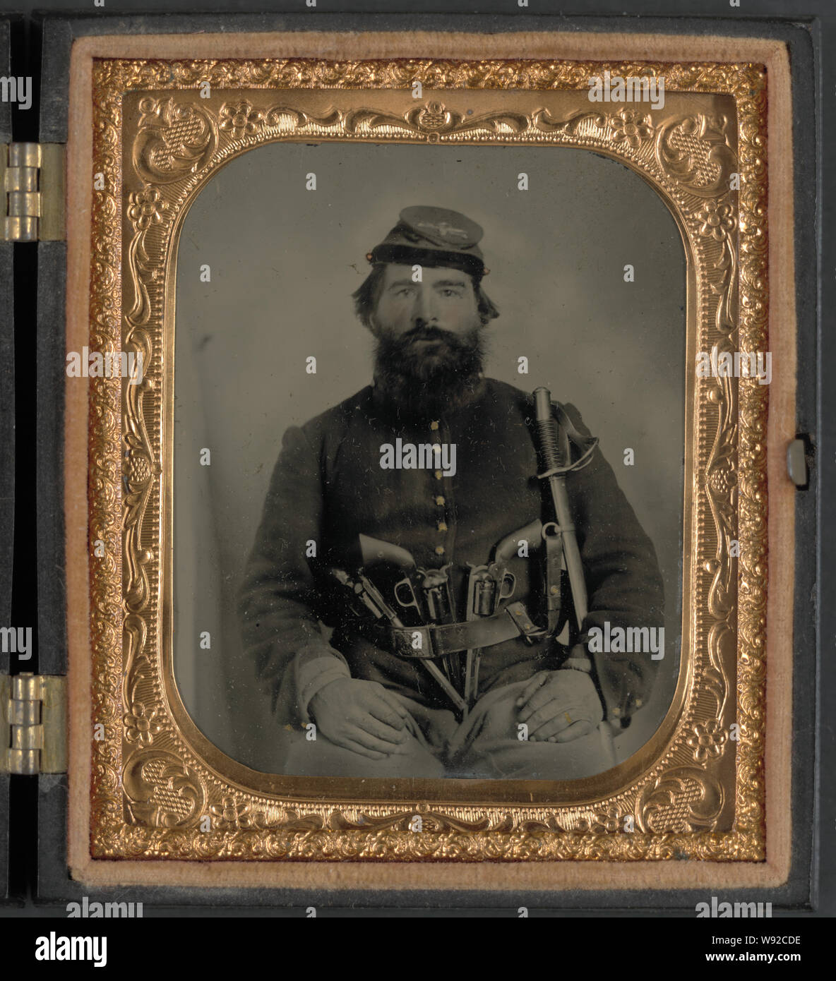 A. J., soldat de cavalerie bleu veste en Union européenne et bummer cap avec trois revolvers Remington dans sa ceinture, tenant une épée Banque D'Images