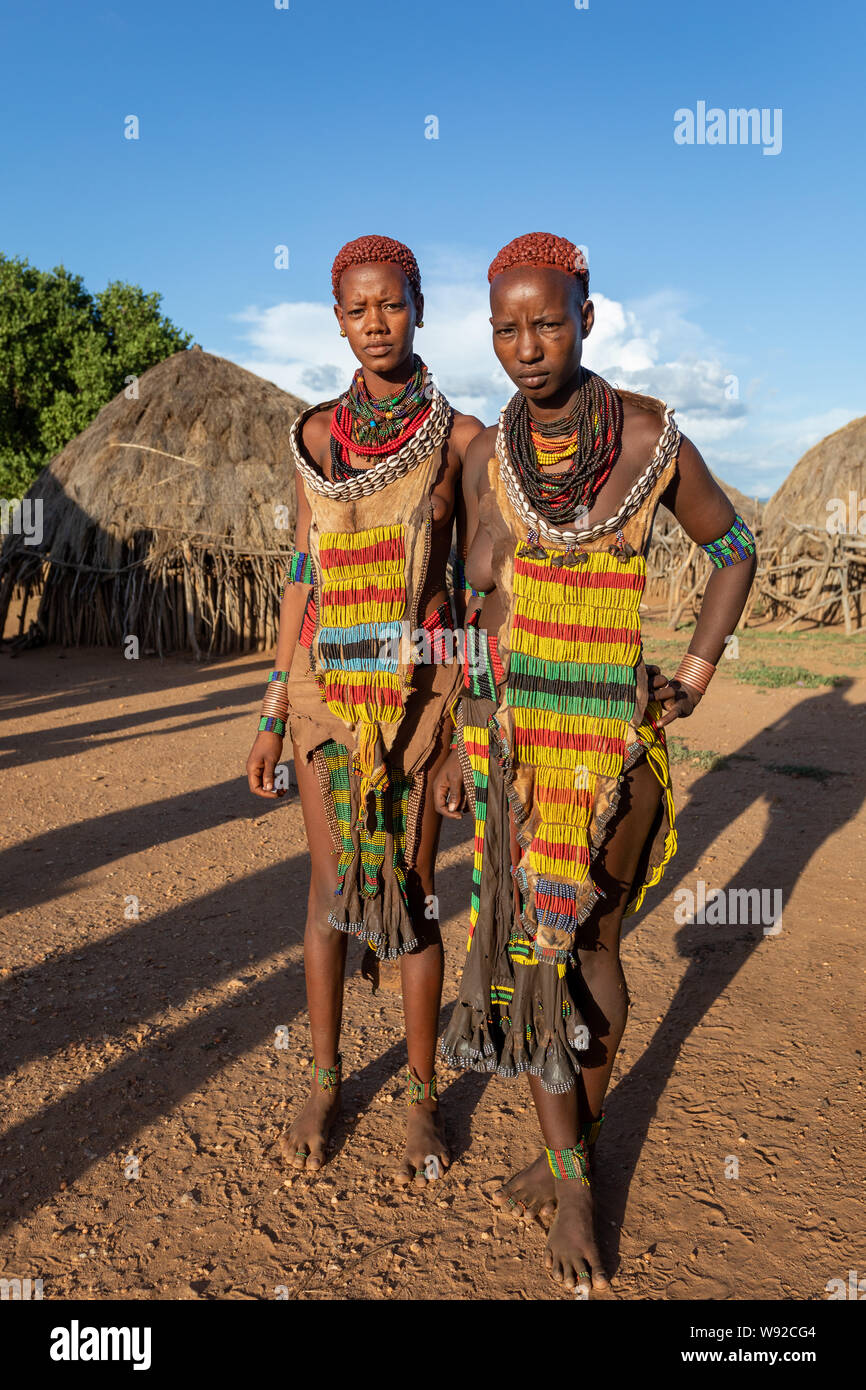 Turmi, vallée de la rivière Omo, en Ethiopie - 10 mai 2019 : Portrait d'une jeune femme Hamar dans village. Les Hamer sont une tribu primitive et les femmes ont beaucoup de Banque D'Images
