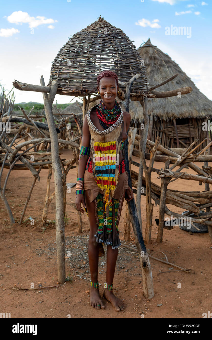 Turmi, vallée de la rivière Omo, en Ethiopie - 10 mai 2019 : Portrait d'une jeune femme Hamar man in village. Les Hamer sont une tribu primitive et les femmes ont m Banque D'Images