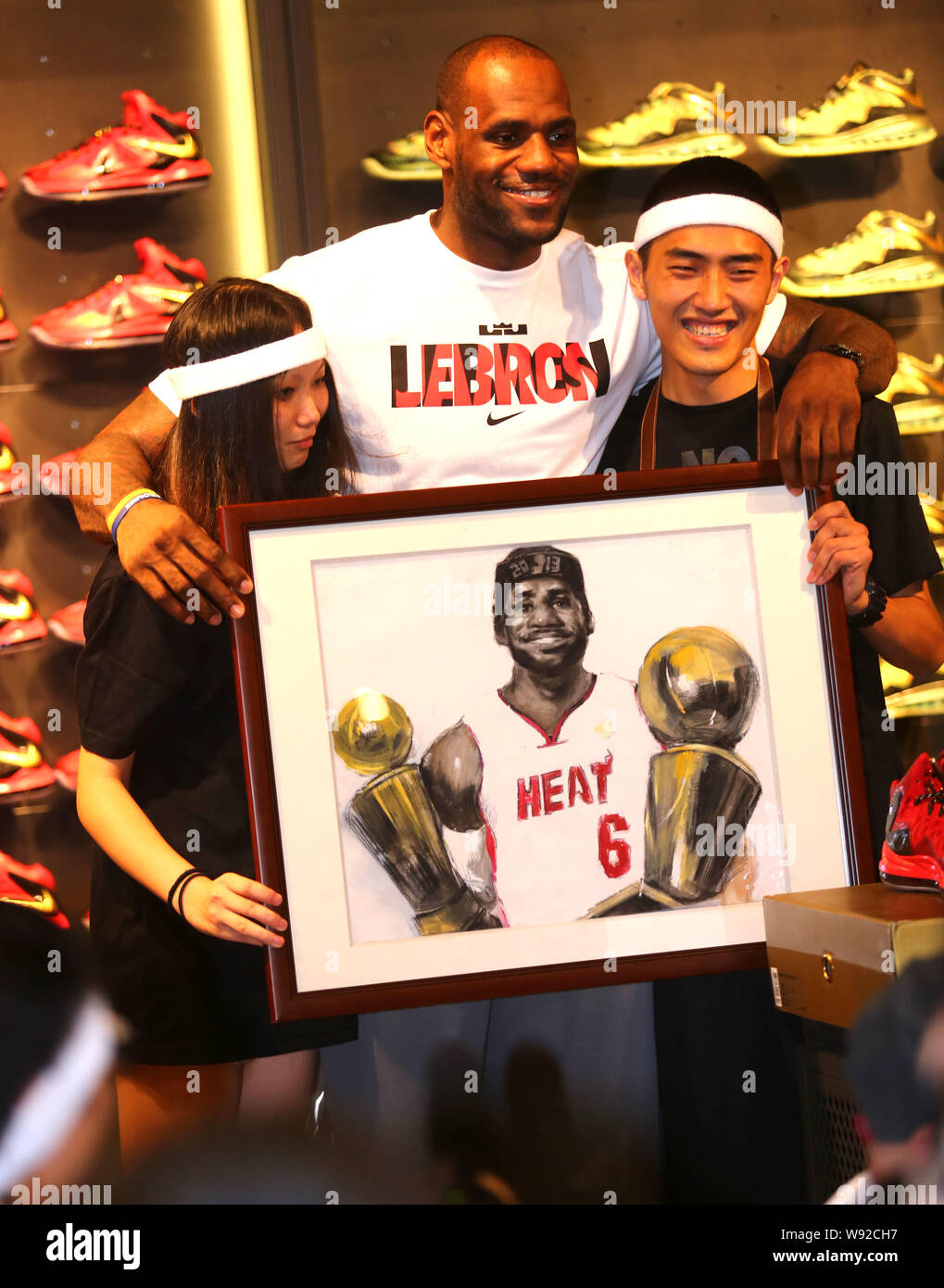 La superstar de la NBA LeBron James, centre, pose avec les fans lors d'un  événement promotionnel de Nike à un magasin de vêtements de sport Nike dans  la ville de Guangzhou, Chine