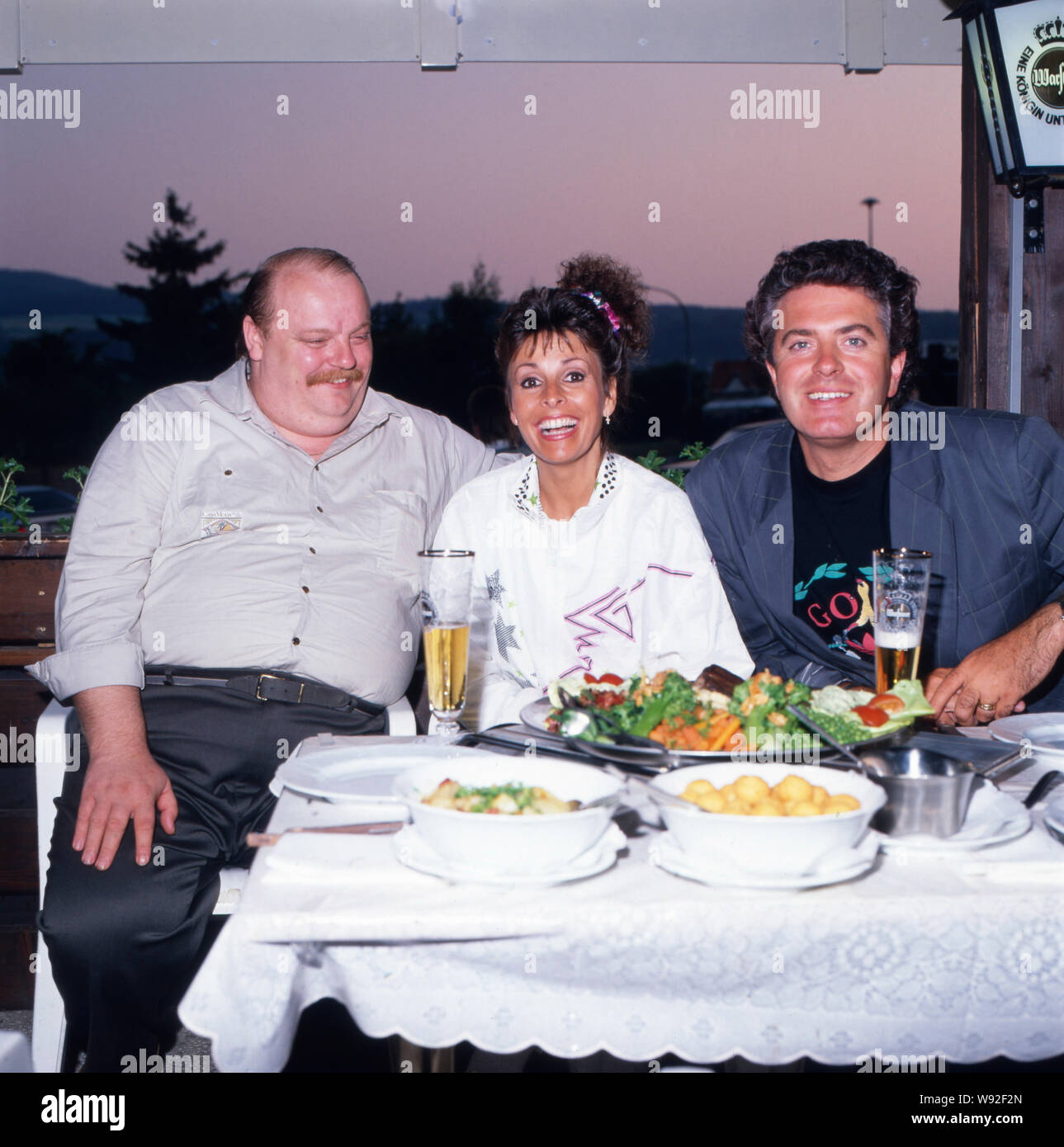 Die britische-Schlagersängerin deusch Sheer Ireen posiert mit ihrem Ehemann  Gavin du Porter et Freund im Urlaub beim Abendessen, fin des années 80 er  Jahren. La chanteuse pop anglo-allemande pure Ireen pose avec