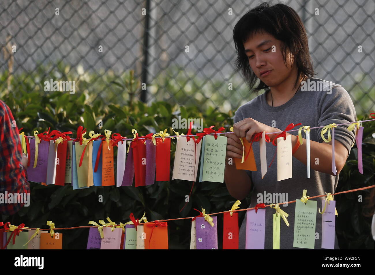 Un élève vérifie les désirs de ses camarades de sexe féminin au campus Road de l'Université de Tongji en avant de la Journée internationale des femmes dans Banque D'Images