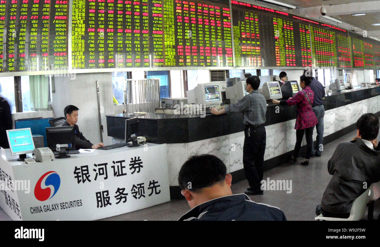 Les gens traitent les transactions à une succursale de la Galaxy Securities à Yichang city centre, la province du Hubei, Chine 29 Apirl 2010. Chine Galaxy Securities C Banque D'Images