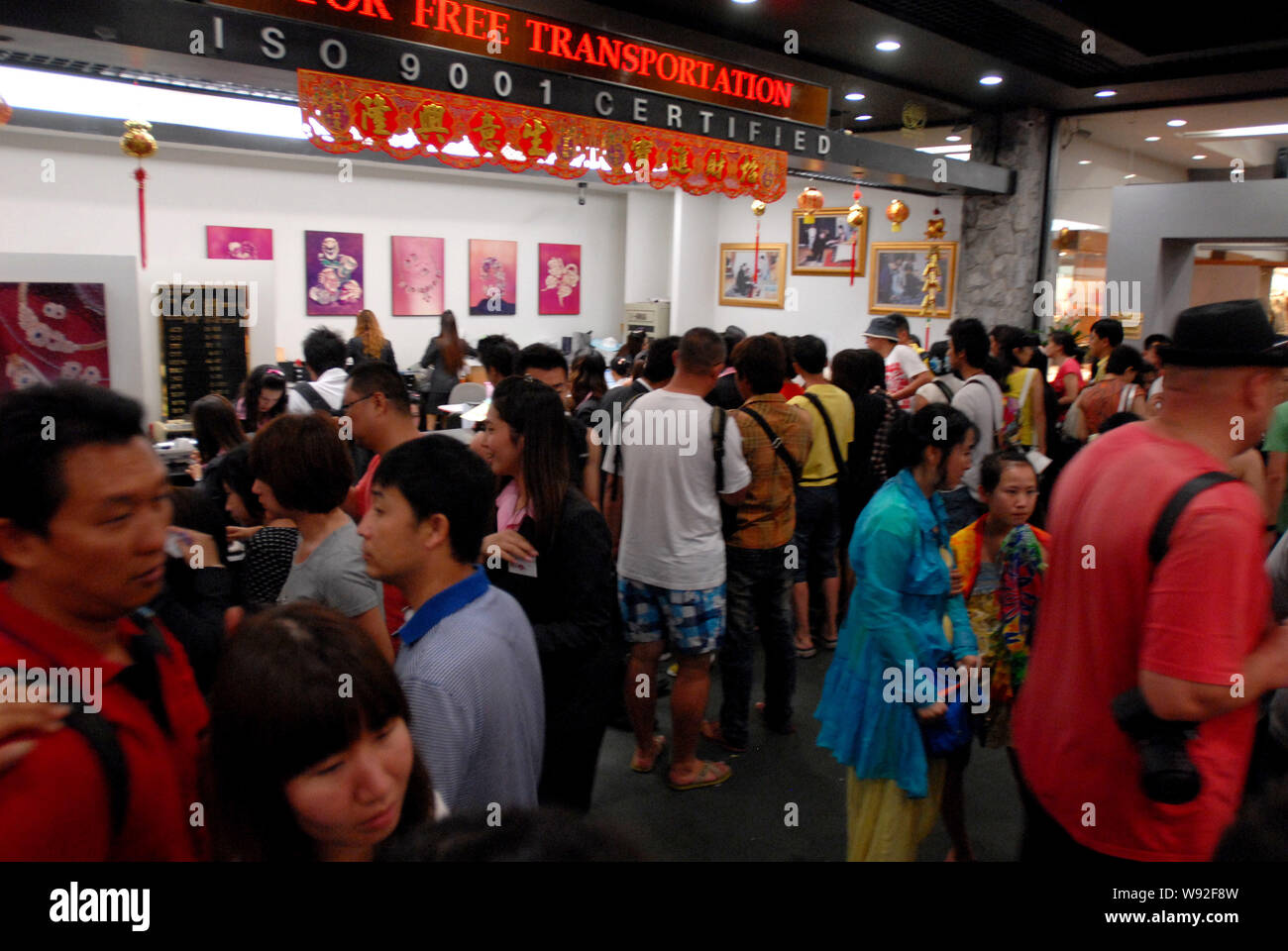 Les visiteurs chinois foule dans un magasin de bijoux sur l'île de Phuket, Thaïlande, 10 février 2013. Des millions de Chinois faire un voyage pendant les vacances Banque D'Images