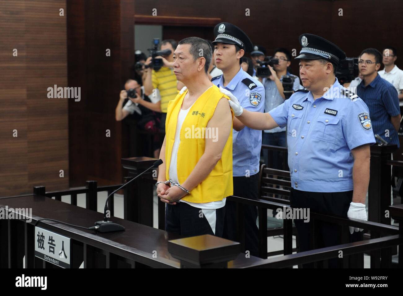 Cai Bin, avant, ancien chef de la gestion urbaine bureau dans le Guangzhous Panyu District, surnommé oncle maison pour sa grande propriété holdings, est Banque D'Images