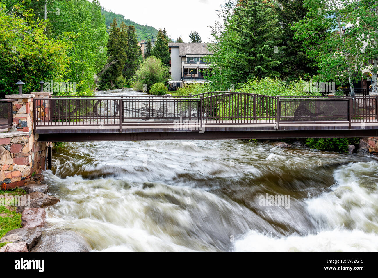 Vail, USA - 29 juin 2019 : European Swiss style resort ville du Colorado avec une longue exposition de Gore Creek et de la rivière Bridge Banque D'Images
