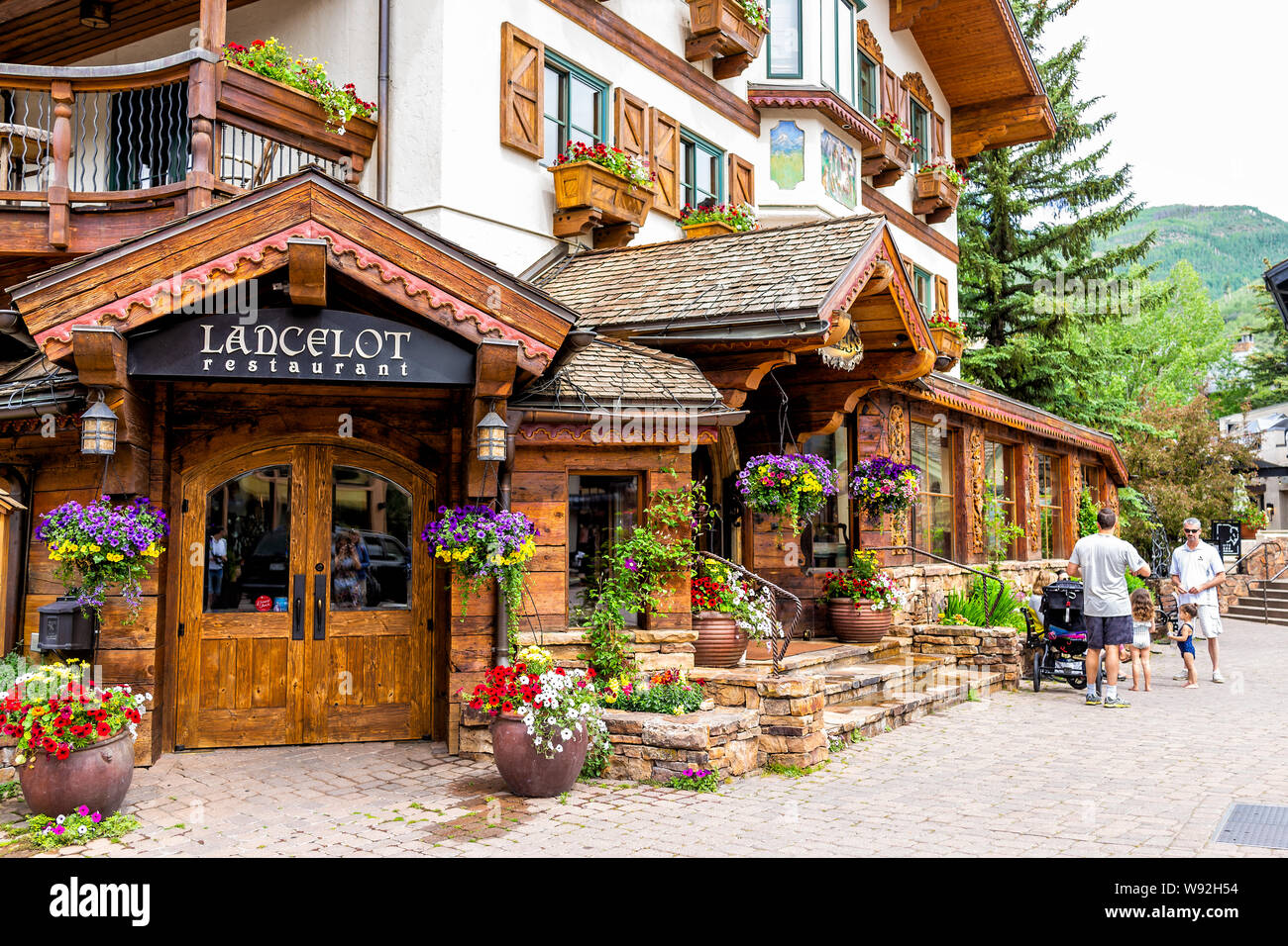 Vail, USA - 29 juin 2019 : Swiss style resort ville du Colorado avec Lancelot restorant sur Gore Creek drive Banque D'Images