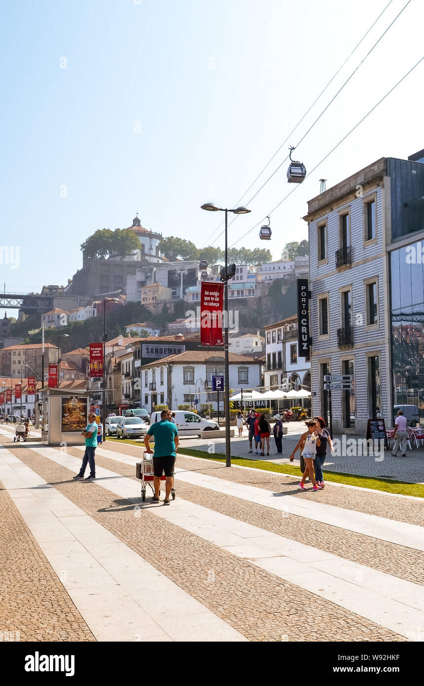 Porto, Portugal - 31 août 2018 : sur la promenade de la rivière Douro lors d'une journée ensoleillée. Le remblai est plein de restaurants, bars et caves à vin utilisé pour l'échéance du célèbre vin de porto. Banque D'Images