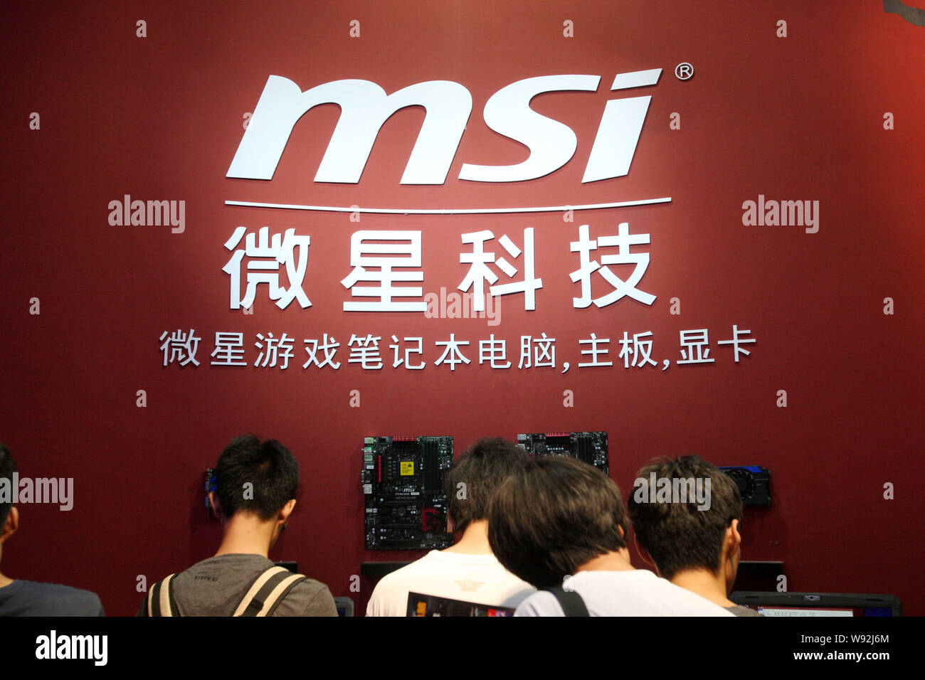 Personnes visitent le stand de la technologie MSI au cours de la 11e China Digital Entertainment Expo et conférence, appelée ChinaJoy 2013, à Shanghai, Chine, Banque D'Images