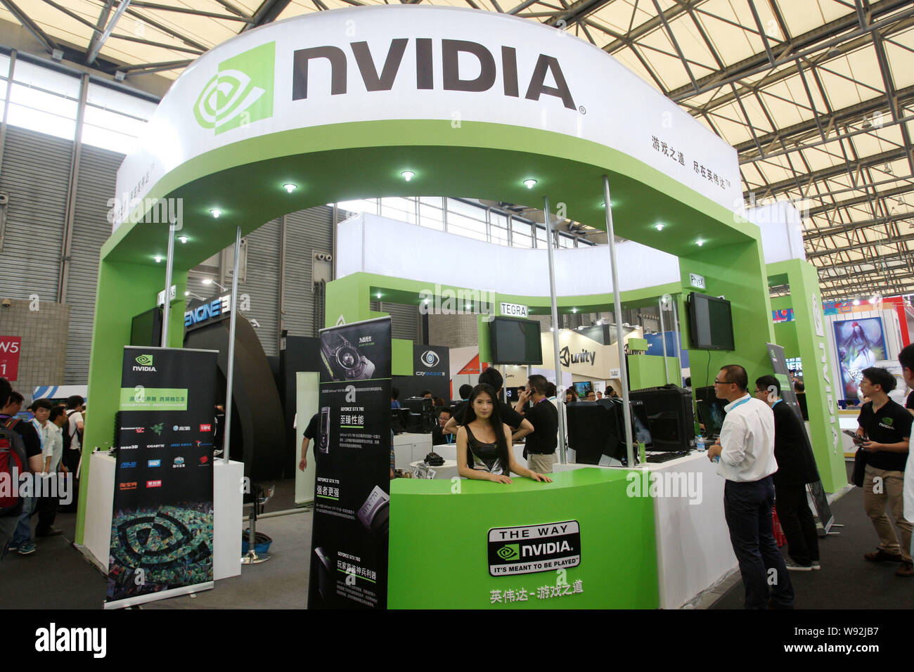 Personnes visitent le stand de NVIDIA au cours de la 11e China Digital Entertainment Expo et conférence, appelée ChinaJoy 2013, à Shanghai, Chine, le 25 juillet Banque D'Images