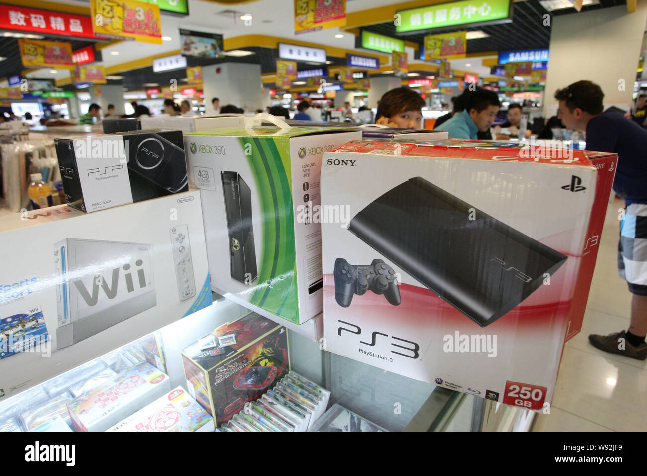 Sony PS3, PSP, Microsoft Xbox 360 et Nintendo Wii consoles de jeux sont à la vente à un décrochage dans un centre commercial de produits numériques à Shanghai, Chine, le 10 juillet 2013. Banque D'Images