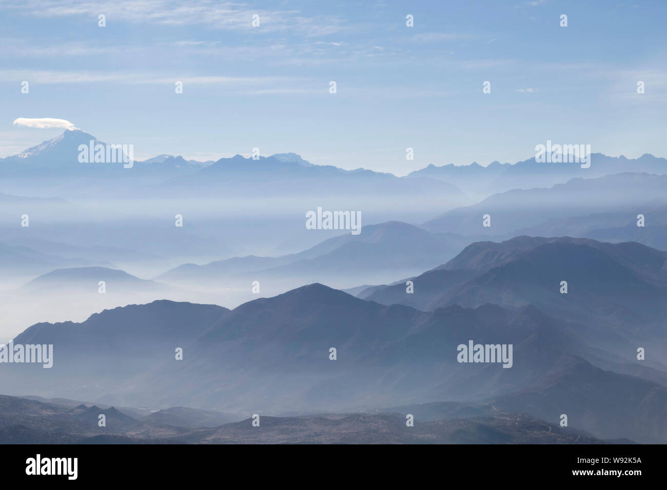 Le brouillard et les nuages la montagne des Andes, en Amérique du Sud Banque D'Images