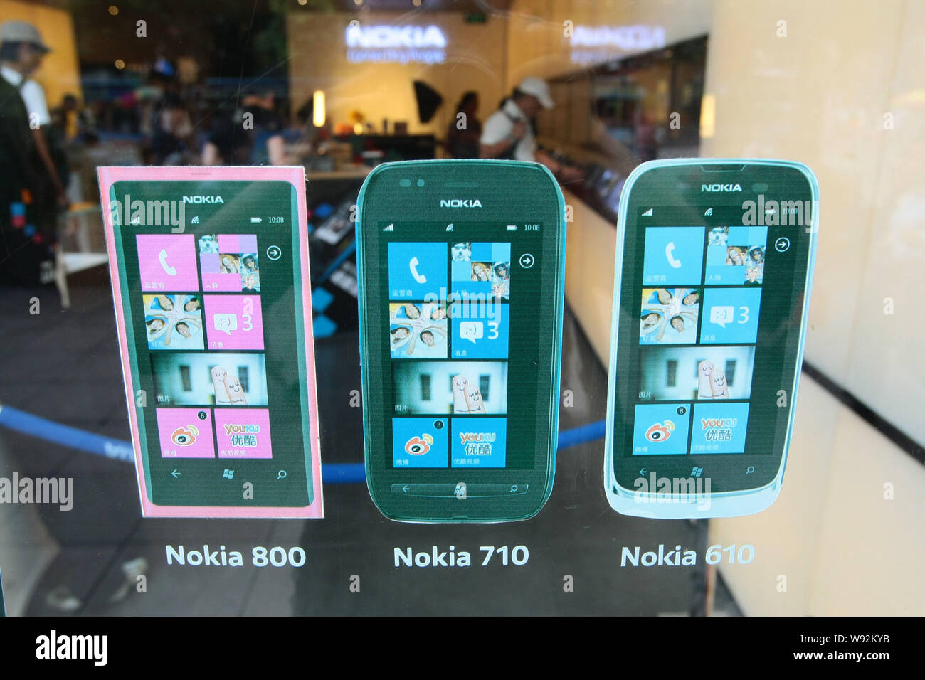 --FILE--découpes Publicité de Nokia 800, 710 et 610 les smartphones sont affichée sur la fenêtre d'un téléphone mobile Nokia store à Shanghai, Chine, 18 juil Banque D'Images