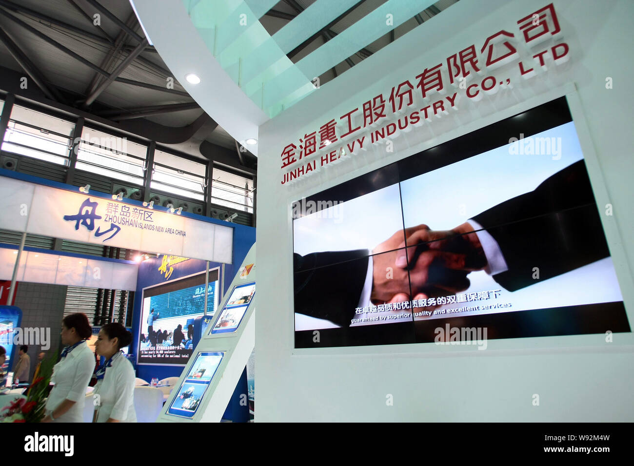 --FILE--personnel est vu sur le stand de Shandong Heavy Industry Co., au cours Marintec China à Shanghai, Chine, le 29 novembre 2012. Avec les commandes de nouvelles Banque D'Images