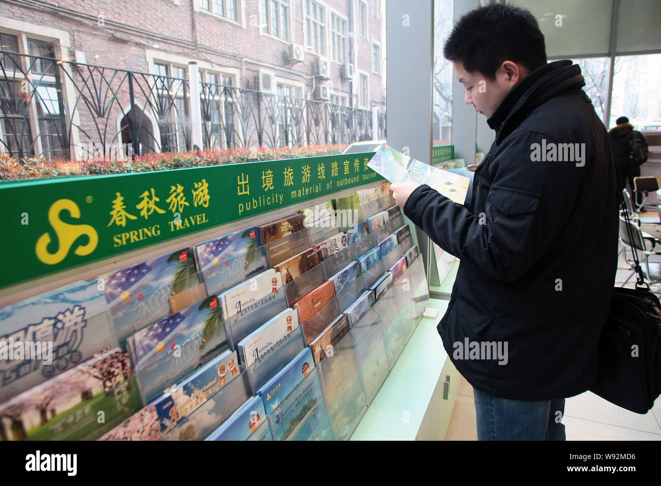 --FILE--un utilisateur lit une brochure à une succursale de débattement à Shanghai, Chine, 21 mars 2011. Les dépenses par personne sur international Banque D'Images
