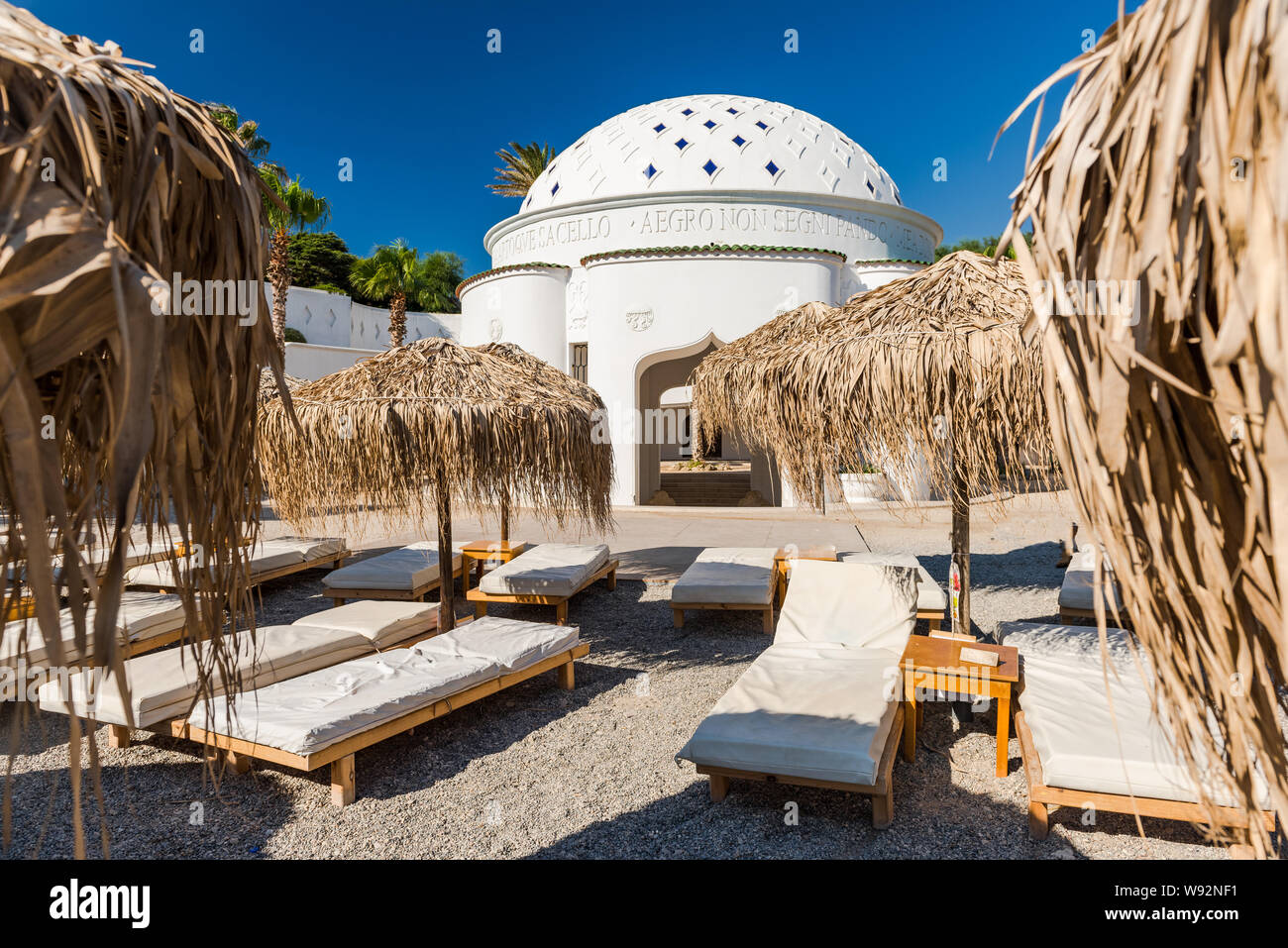 Printemps de Kalithea Therme de chaises sur la plage avec des cailloux et de bambou,parasol,Rhodes Grèce. Banque D'Images