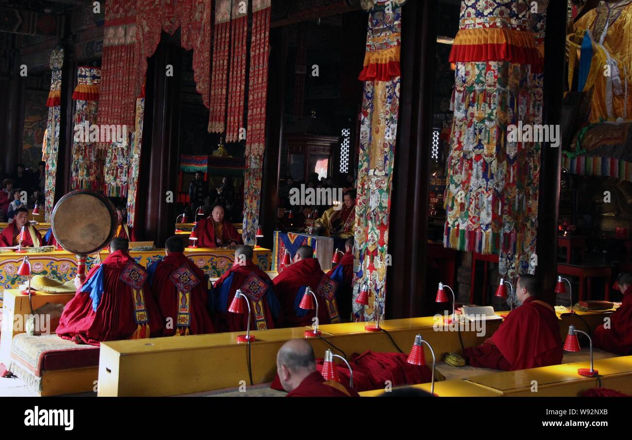 Chant et prier en lamas Yonghegong Lama Temple comme partie d'un rituel annuel de prier pour la prospérité de Beijing, Chine, 11 mars 2013. Par lamas masqués Banque D'Images