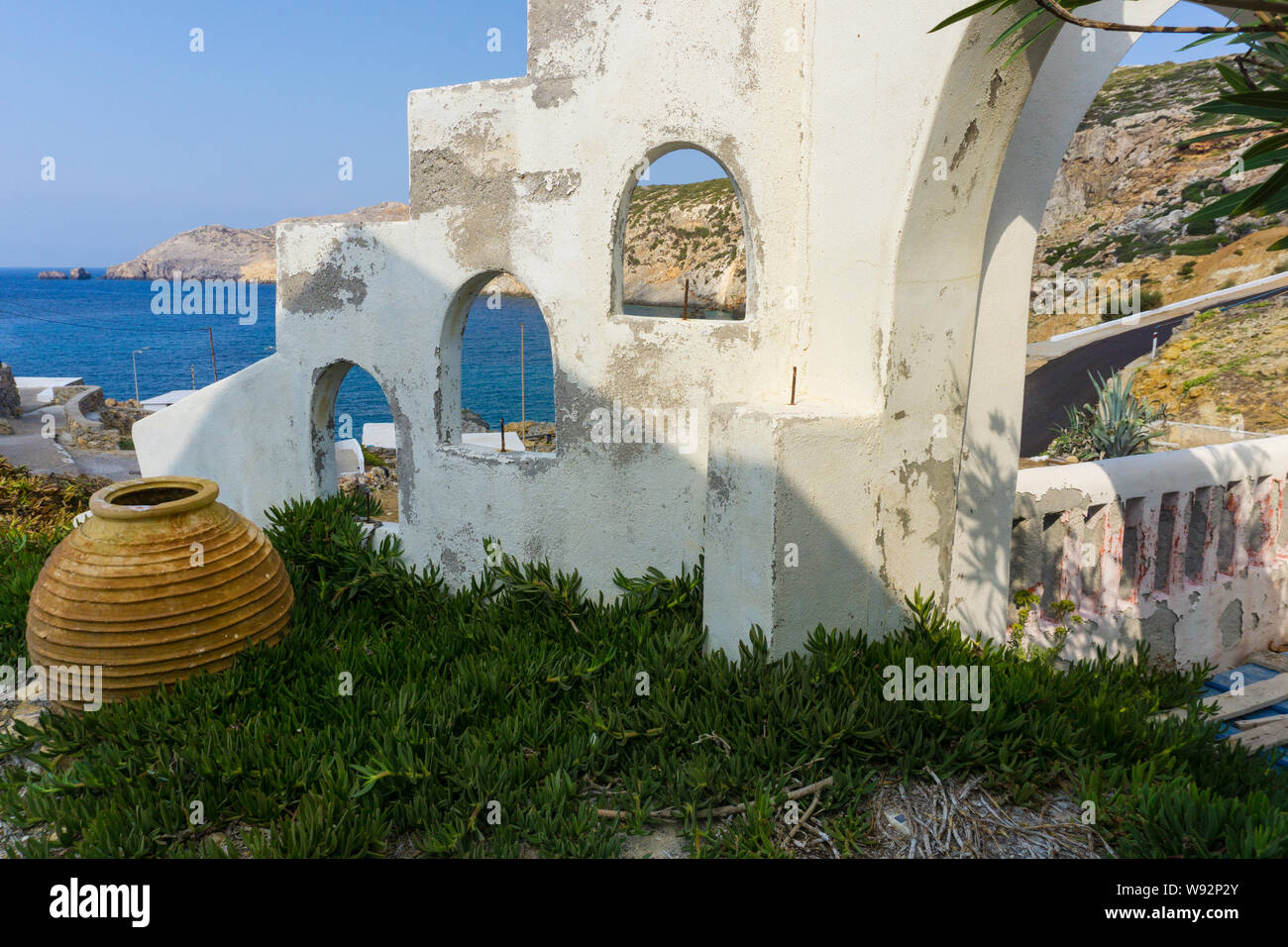 Street View de Potamos village avec des ruelles étroites et l'architecture traditionnelle dans l'île d'Anticythère en Grèce Banque D'Images