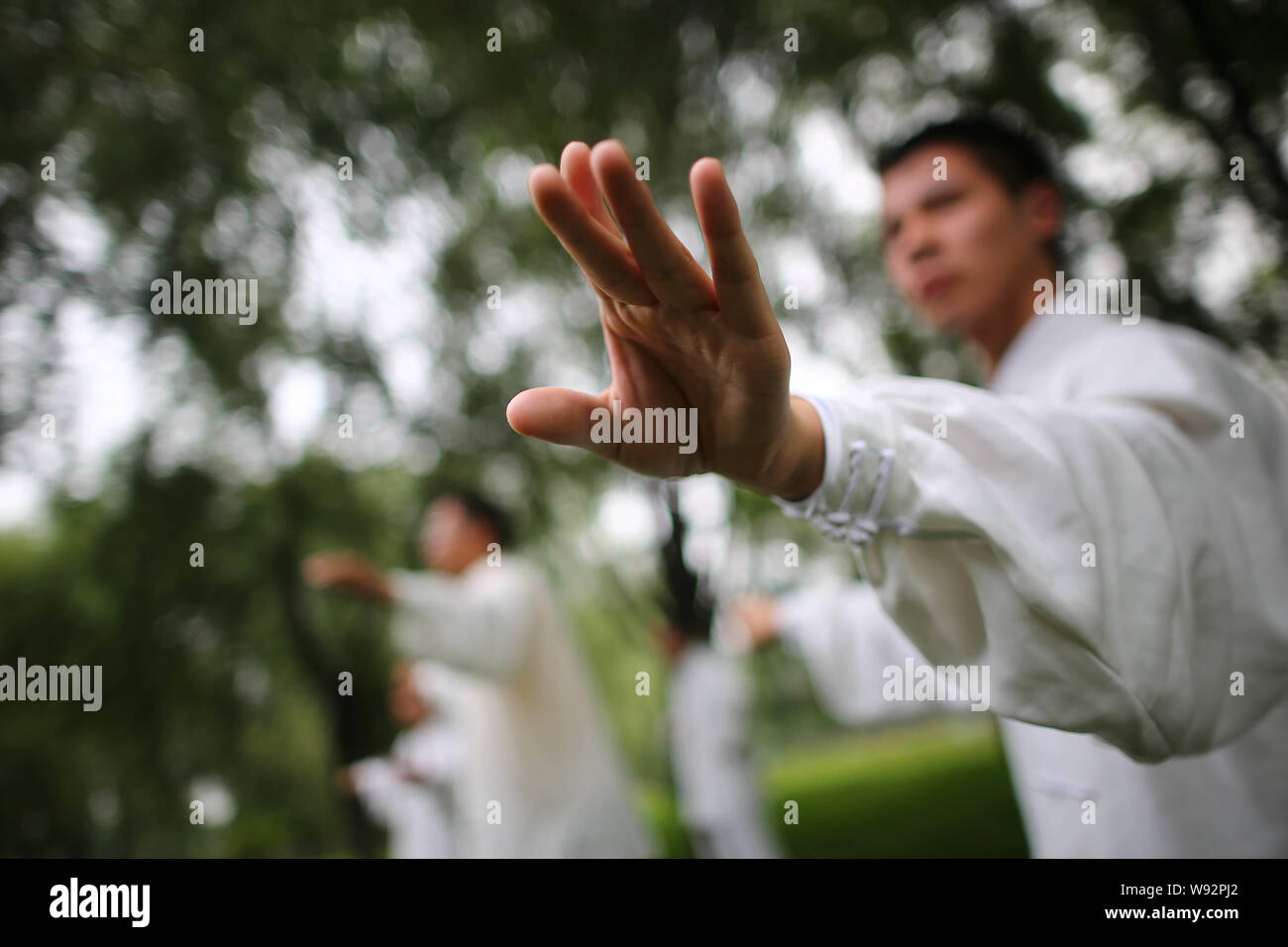 Les étudiants aveugles chinois pratique Taichi à Beijing, Chine, 20 août 2013. Zhouying Wan, un célèbre maître Taichi en Chine, a commencé à enseigner blind peop Banque D'Images