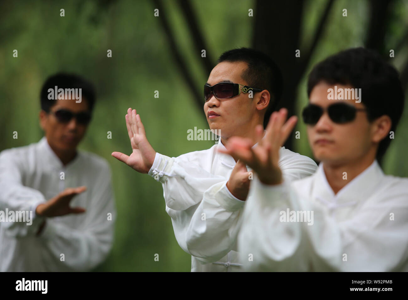 Les étudiants aveugles chinois pratique Taichi à Beijing, Chine, 20 août 2013. Zhouying Wan, un célèbre maître Taichi en Chine, a commencé à enseigner blind peop Banque D'Images