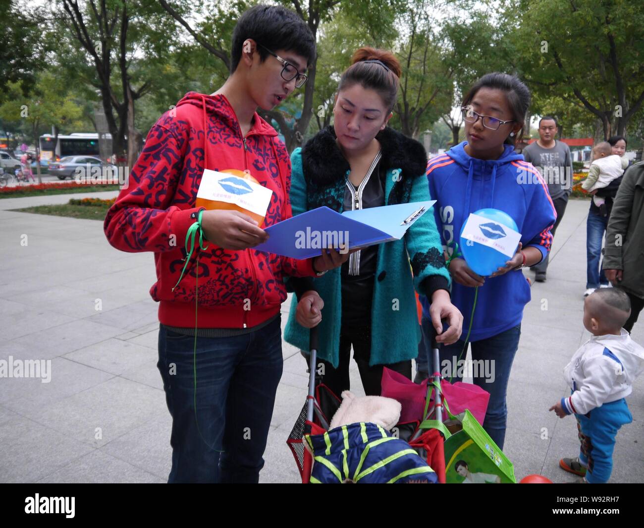 Les bénévoles partagent leurs connaissances à propos de l'œdème pulmonaire aux visiteurs à Peoples Park Liaocheng, dans la province de Shandong, Chine de l'Est, 16 octobre 2013. Faire du bénévolat Banque D'Images