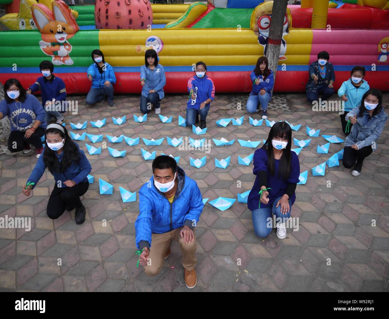 Les bénévoles posent avec papier se plie en forme d'une paire de lèvres bleues pour sensibiliser le public sur l'œdème pulmonaire, une maladie caractérisée par les lèvres bleues, un Banque D'Images